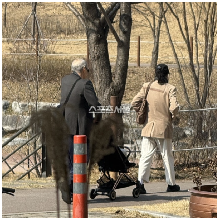 김민희 혼외아들 하남 공원서 포착