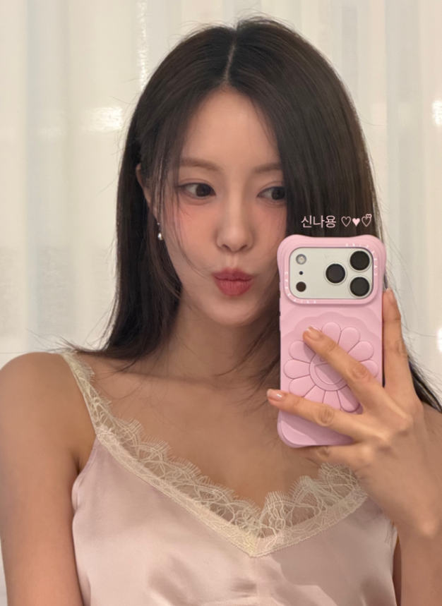 효민 속옷만 입고 비행기