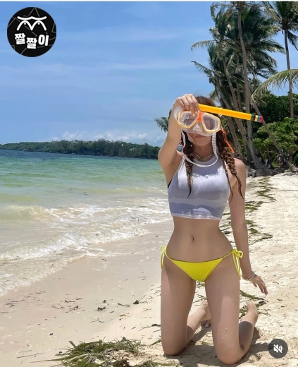 살짝 젖은 래쉬가드 노랑 비키니