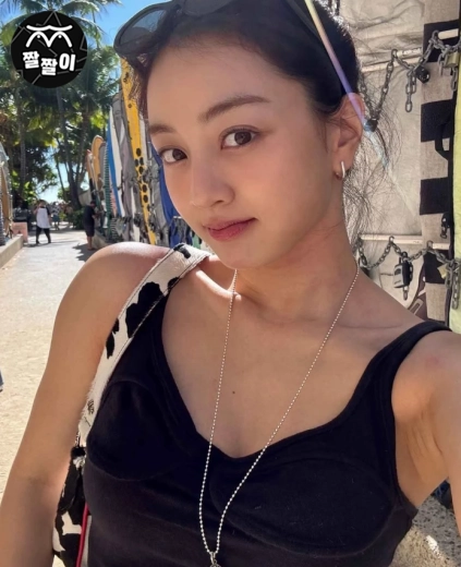 휴양지 떠난 트와이스 지효 주름진 겨드랑이 셀카