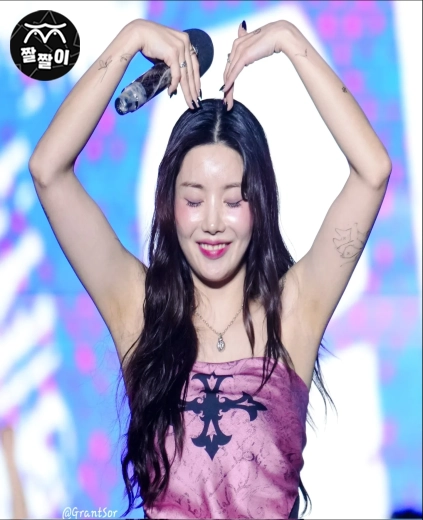 권은비 착색셔 겨로즈업
