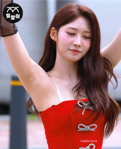 브라 노출한 에버글로우 시현 겨주름