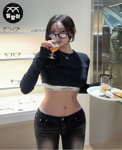ck언더웨어 노출하는 안경집 누나