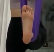 필라테스 요가녀 발바닥 클로즈업