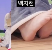 수줍게 빼꼼한 프미나 지헌 발가락