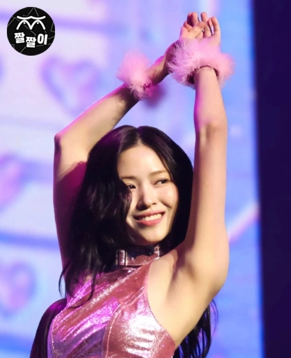 있지 콘서트 류진 섹드랑이+옆슴 노출