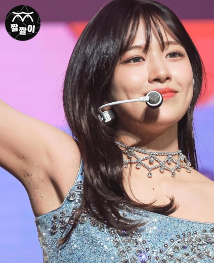 의상에서 반짝이 묻은 아이브 유진 겨로즈업
