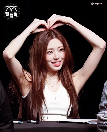 팬사인회 하는 있지 유나 겨신감