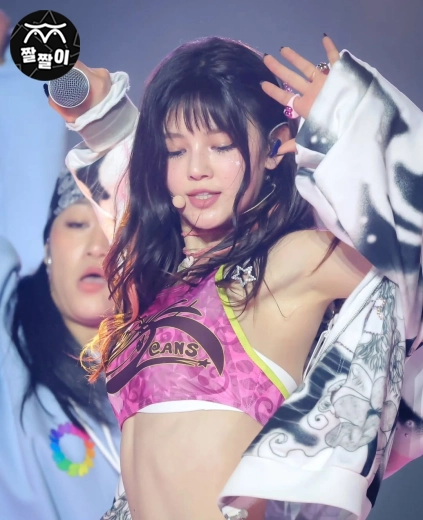 만세하는 뉴진스 다니엘 클겨