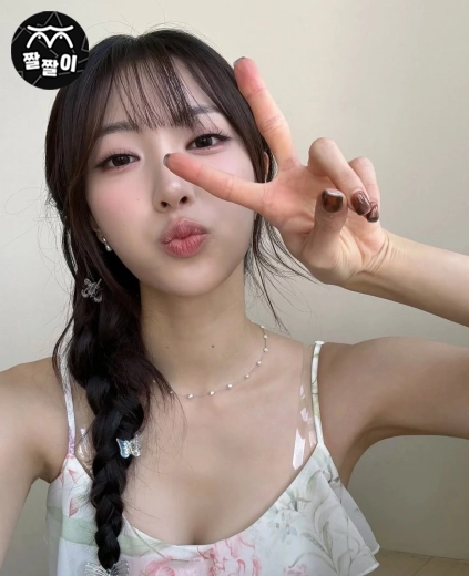 끈 원피스 입은 하이키 리이나 겨셀카