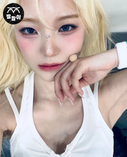 움푹파인 프로미스나인 지헌 겨드랑이 셀카