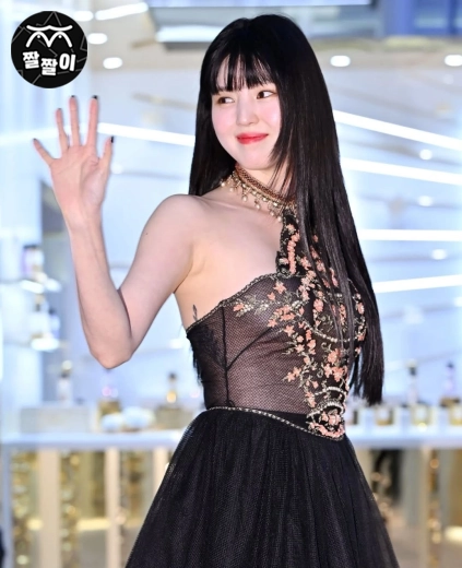 포토월 선 배우 한소희 주름진 겨살