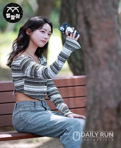 복근 보이는 육상김민지