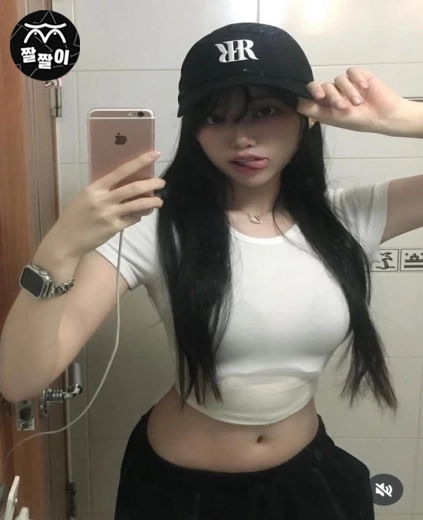비현실적 몸매의 아이폰녀