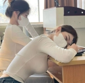 강의실 여대생