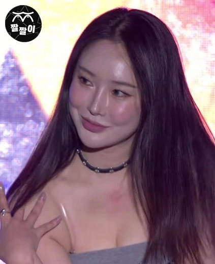브브걸 민영 과감한 오프숄더 윗슴 노출