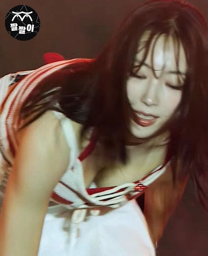 하이키 리이나 숙이는 안무 알가슴 노출