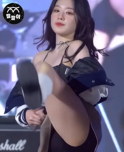 여자아이들 슈화 발차기 사이 흔들리는 방뎅이