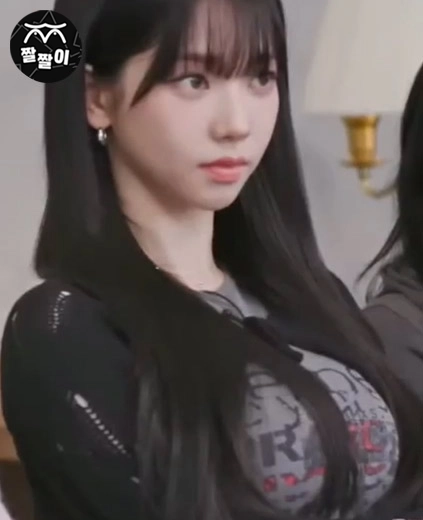 앉아만 있어도 묵직한 위엄이 느껴지는 카리나