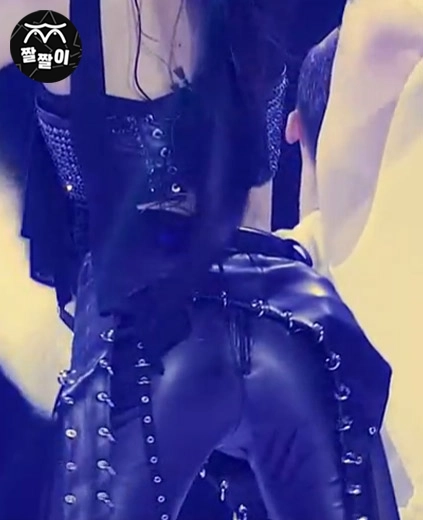 르세라핌 카즈하 가죽바지 엉덩이 ㅗㅜㅑ