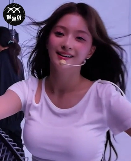 프로미스나인 이나경 묵직한 흰티 미드