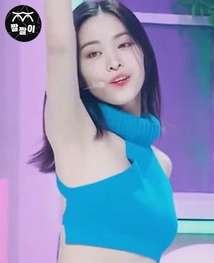 있지 류진 겨드랑이 많이 파인 홀터넥 민소매