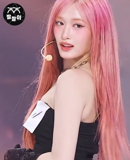 아이브 이서 은근한 오프숄더 미드 노출