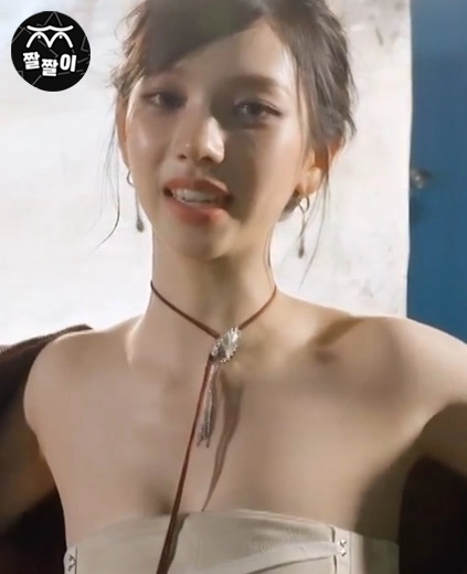 미드가 과감하게 보이는 오프숄더 입은 카리나