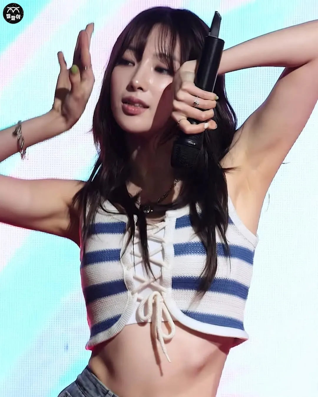희미하게 보이는 하이키 리나 겨 모공
