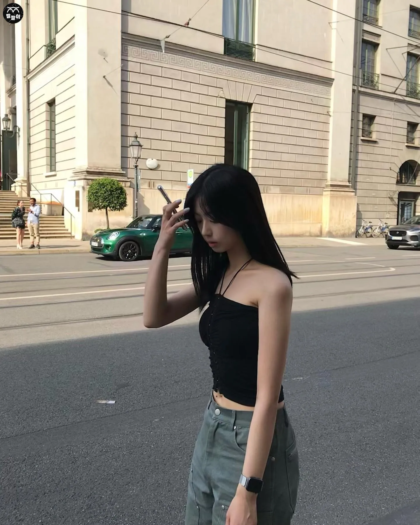 도도하게 생긴 배꼽녀