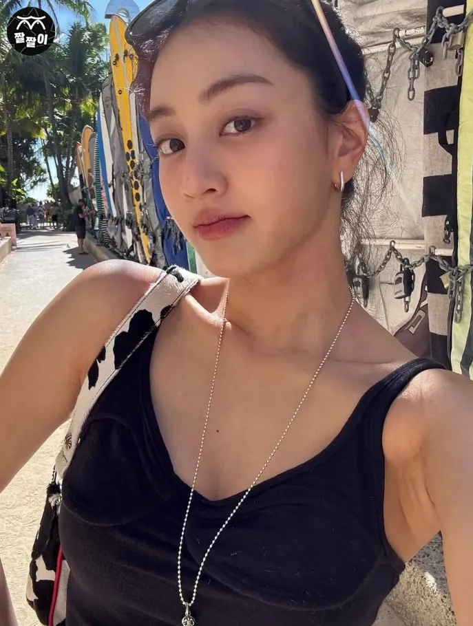 휴양지 떠난 트와이스 지효 주름진 겨드랑이 셀카