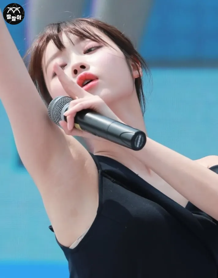 오마이골 유아 브라+겨드랑이 노출 클로즈업