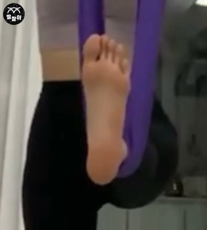 필라테스 요가녀 발바닥 클로즈업