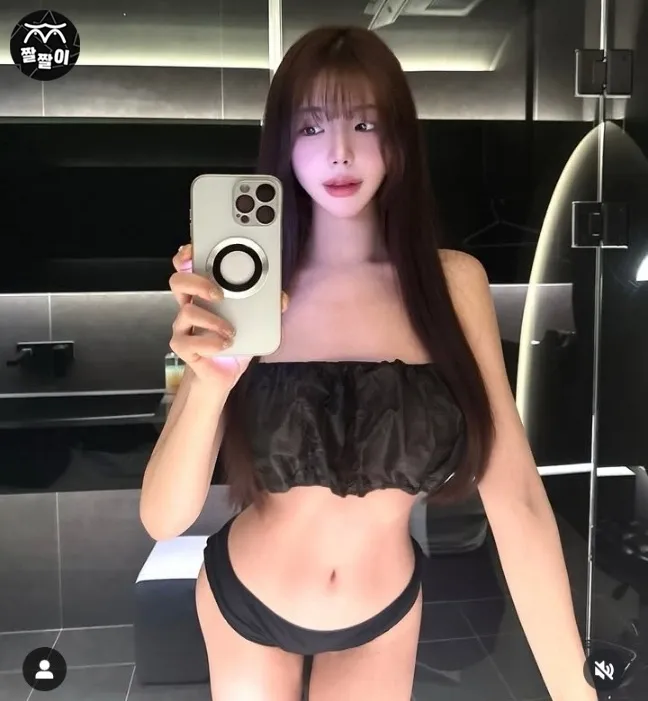 살짝 햝는 혀