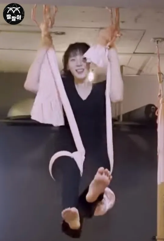 플라잉 요가하는 치어리더 하지원 뽀송발