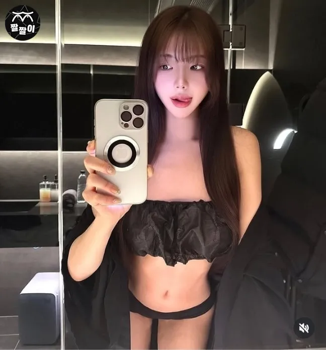 살짝 햝는 혀