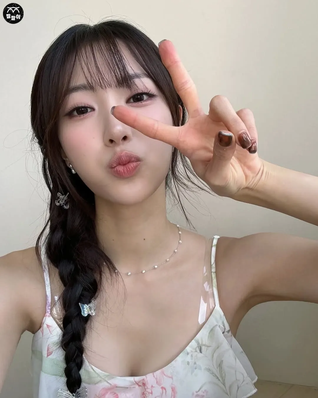 끈 원피스 입은 하이키 리이나 겨셀카