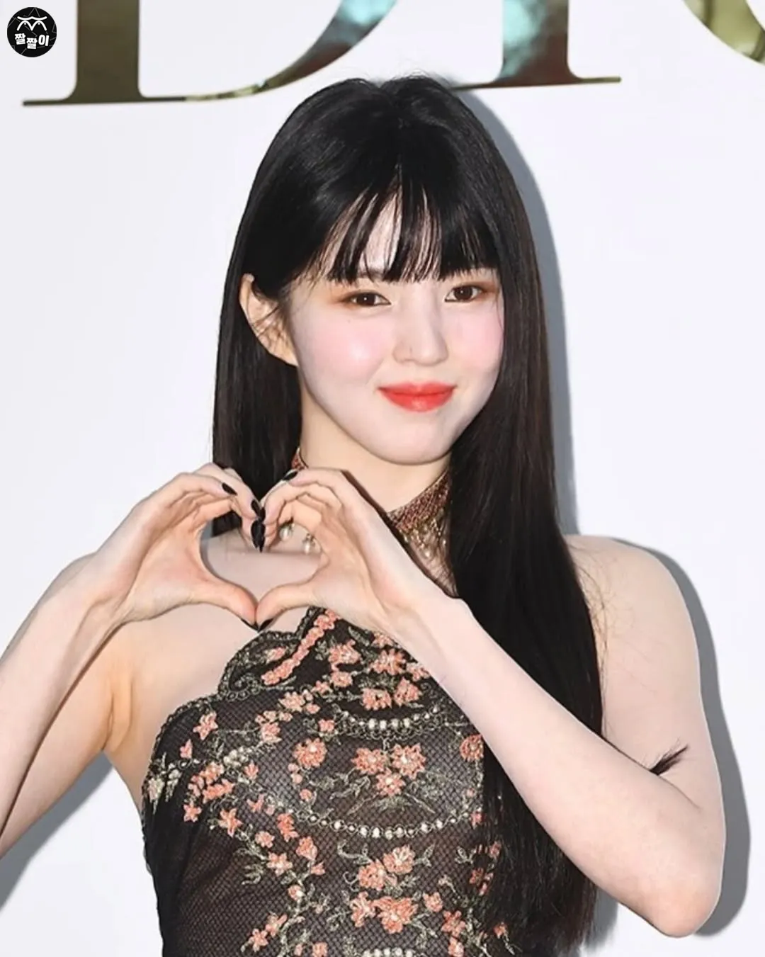 포토월 선 배우 한소희 주름진 겨살