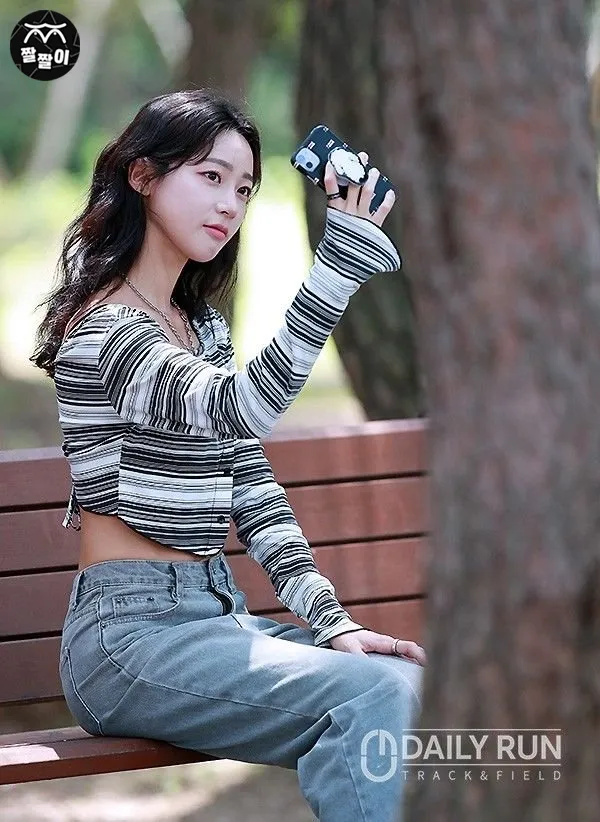 복근 보이는 육상김민지