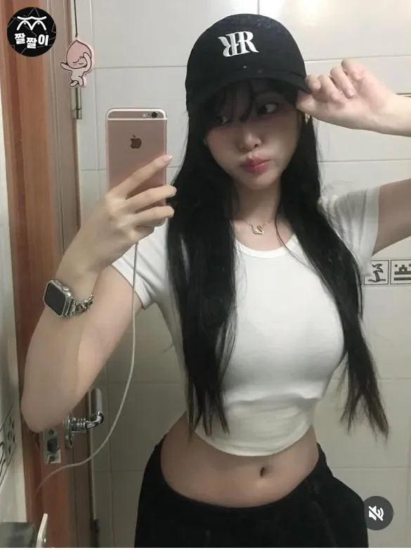 비현실적 몸매의 아이폰녀