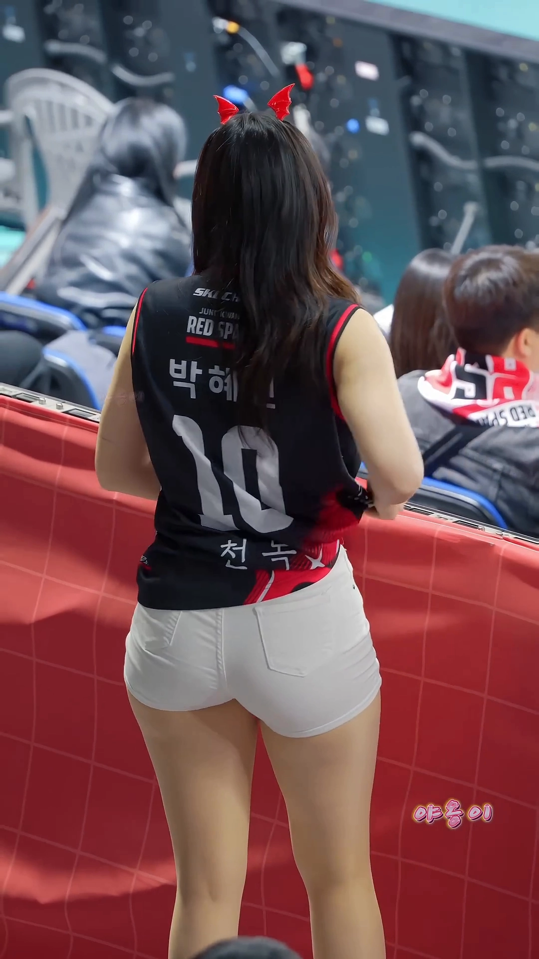 뒤에서 본 하지원 치어리더...흰 핫팬츠 터질듯한 허벅지