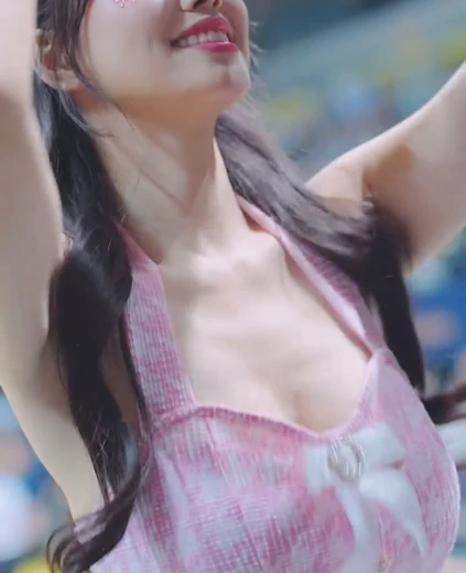 치어리더 김도아 가슴골 탄력감 느껴지는 파워풀 응원