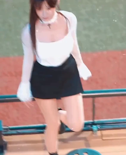 이주은 가슴골 의자 짚으며 숙이는 치어리더