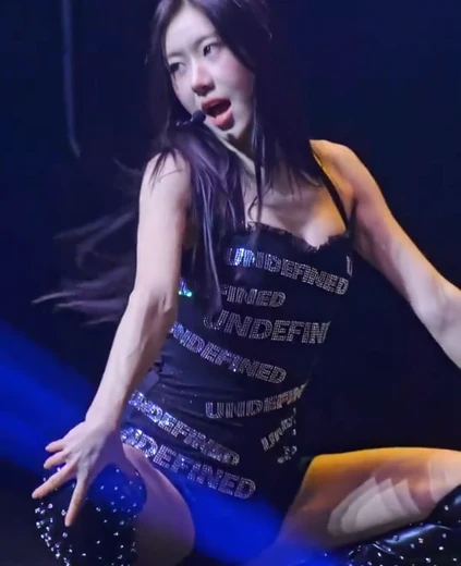 있지 채령 허벅지 내전근 검정 레이스 바디슈트