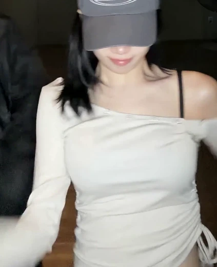 김채원 복부 배꼽 검정 브라 비치는 흰 크롭티