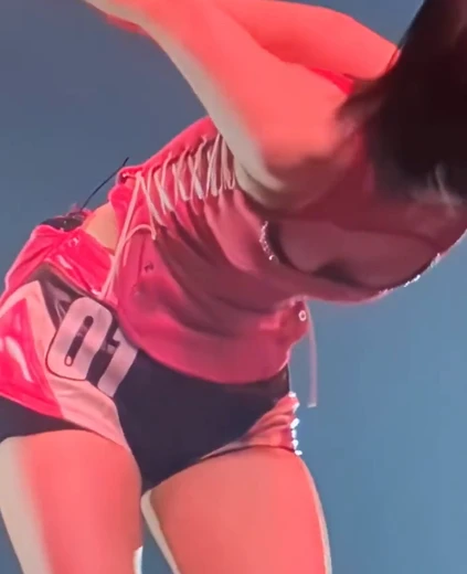 류진  가슴골 미드 부분이 절개된 빨간 란제리룩
