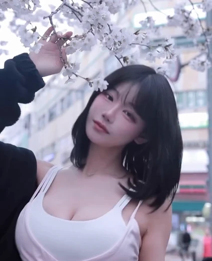 빛베리 묵직한 가슴골 분홍색 끈나시