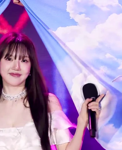 예린 윗슴골 찰랑이는 러블리한 화이트 프릴 원피스