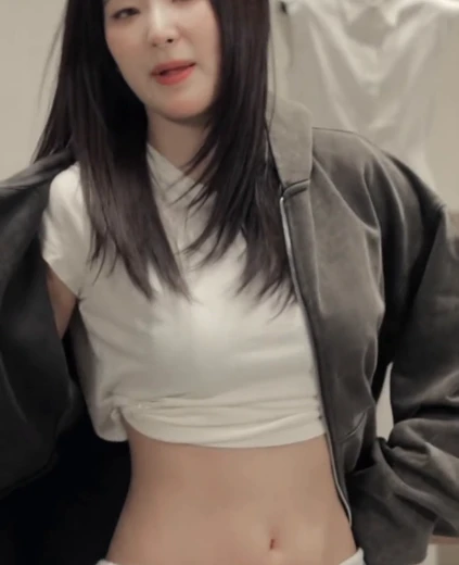 슬기 배꼽 브라컵이 봉긋한 흰 크롭티  청바지