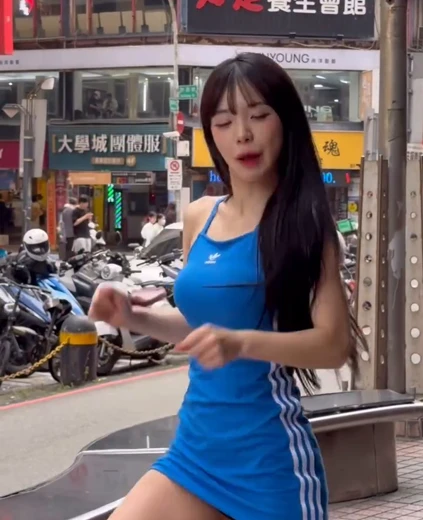 이다혜 허벅지 대만에서 파란 나시 원피스